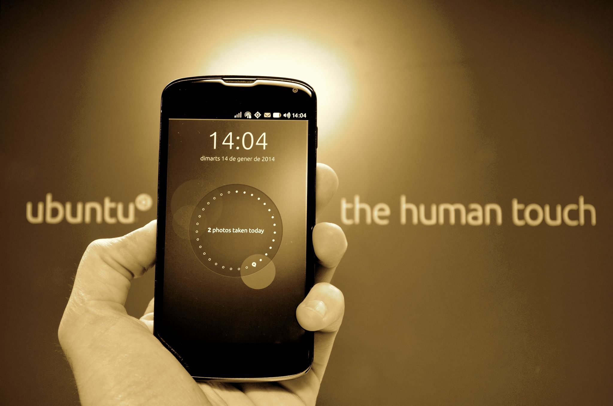 Can we have an open phone please? The case of the Ubuntu Phone