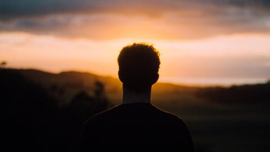 Foto de persona viendo el horizonte.