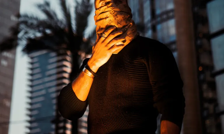 Man in Tel Aviv covering his face covid 19 in Israel