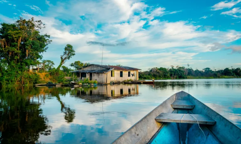 house near blue water Amazonas, Brésil