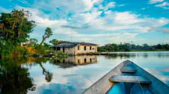 house near blue water Amazonas, Brésil